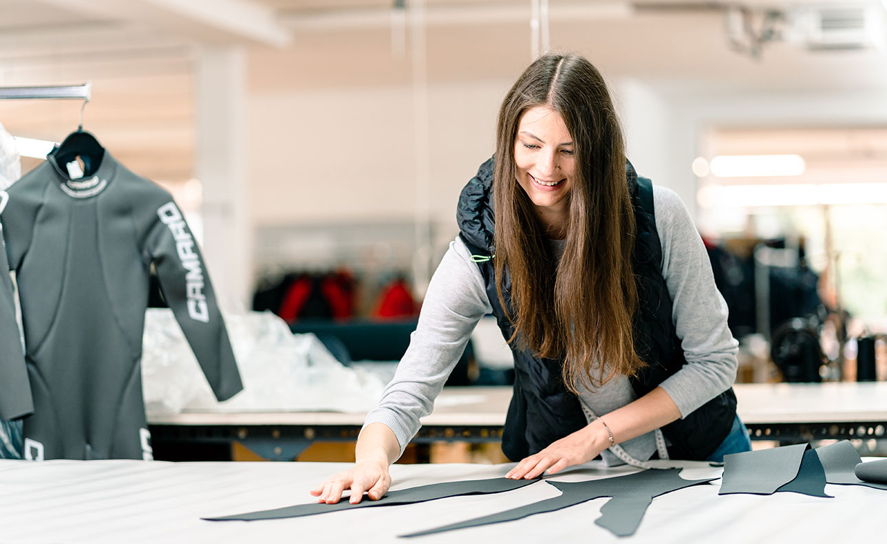 Camaro - made in Austria Frau stellt Camaro Anzug her