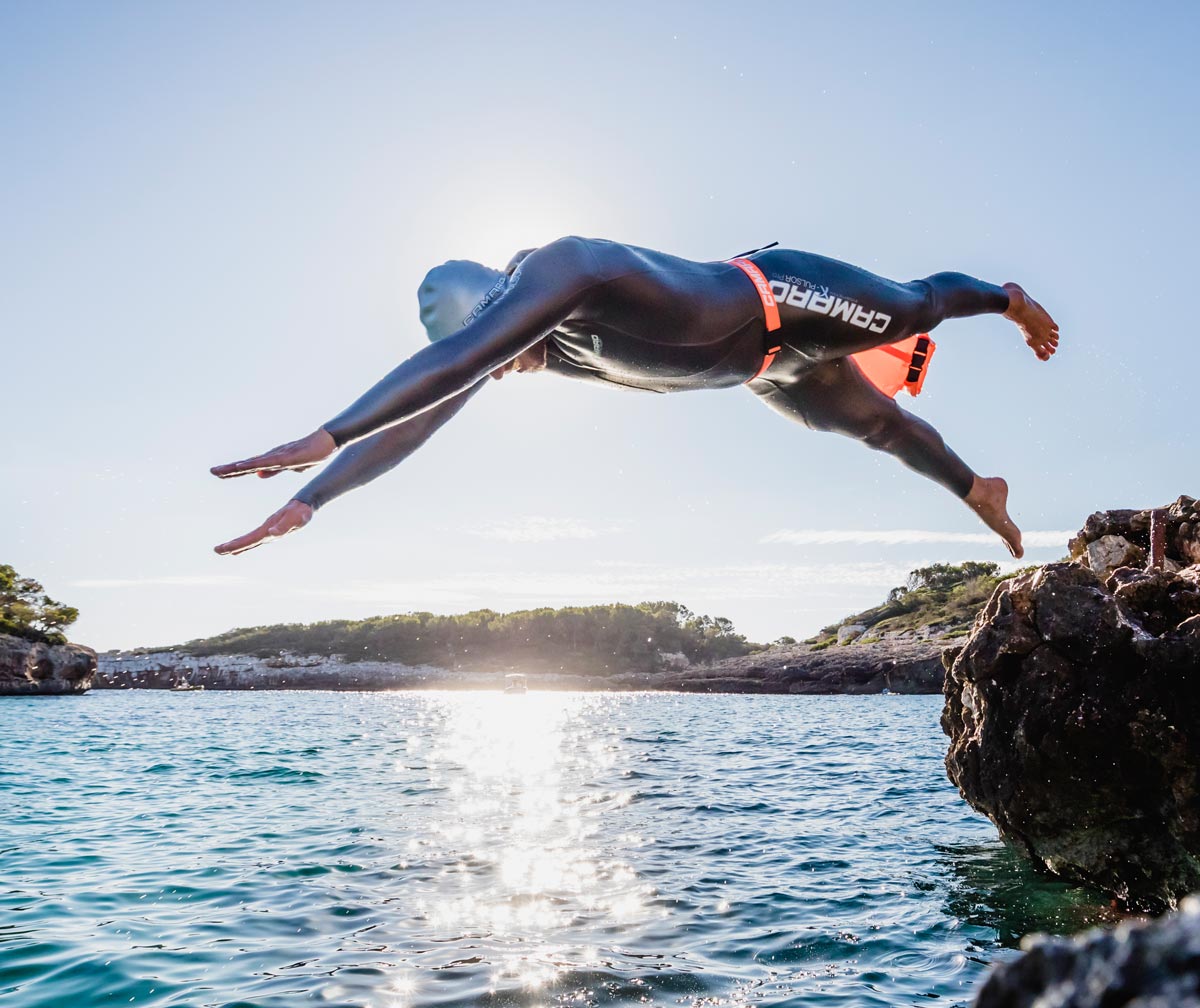 Camaro - Courage Man jumps with Camaro suit into the water