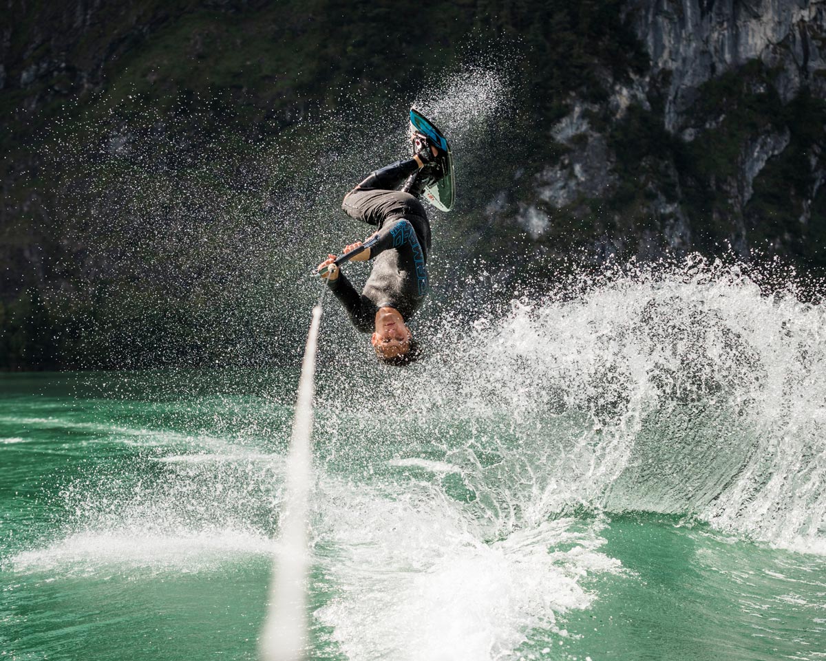 Camaro - Leidenschaft Mann fährt Waterski