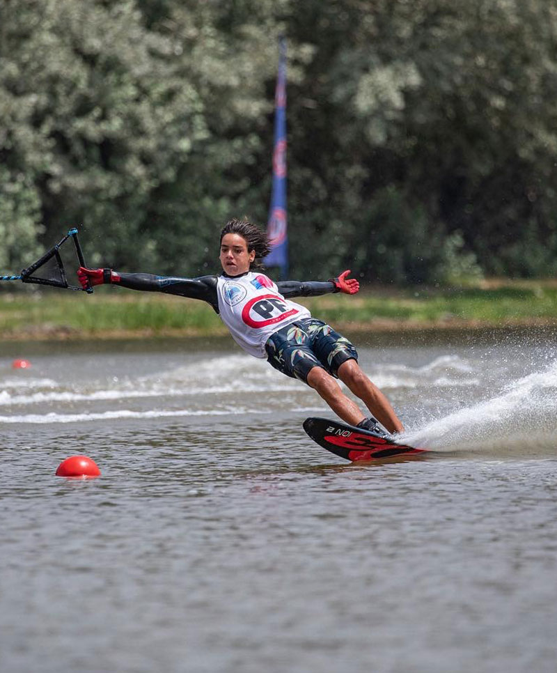 Mati Gonzalez Athlet fährt Wasserski