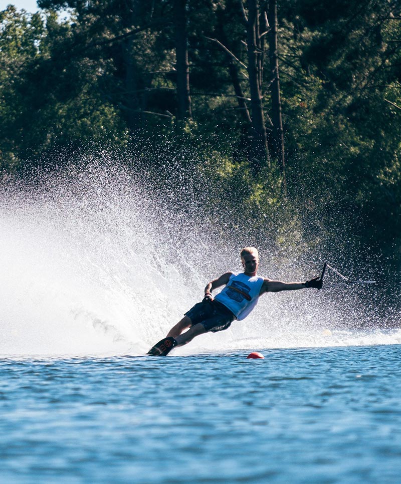 Athletin fährt Wasserski