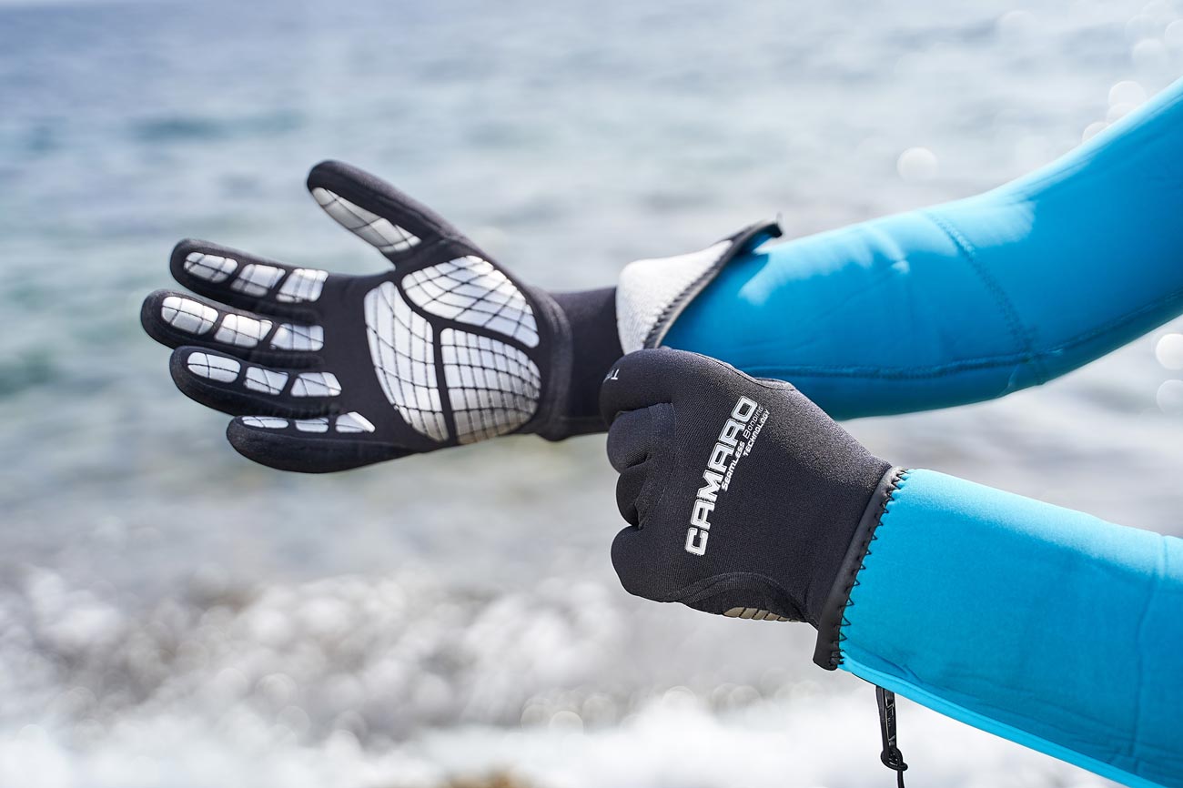 Camaro Handschuhe Person zieht Camaro Handschuhe an
